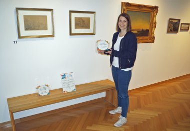 Anna Wölfling (Museumspädagogik) mit dem Mitmachangebot "Was ist hier zu sehen?"