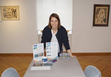 Anna Wölfling (Museumspädagogik) mit dem Mitmachangebot "Aus zwei Bildern eins machen"