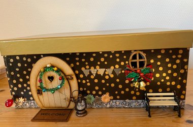 Haus aus einem Schuhkarton gebaut in Weihnachtgsoptik