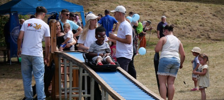 Mitglieder des Jugendstadtrates betreuen die Rollenrutsche auf dem Spielfest am Eisweiher