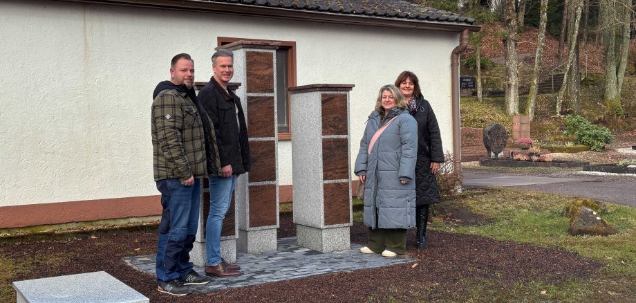 Übergabe der neuen Urnenstelenhaine auf dem Friedhof Ruhbank (von links): WSP-Mitarbeiter Mathias Schneller, Bürgermeister Michael Maas, Anja Helfer-Müller vom Garten- und Friedhofsamt sowie CDU-Stadtratsmitglied Katja Faroß-Göller.