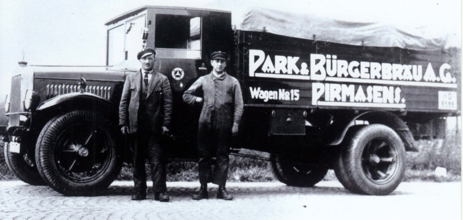 Unterwegs zu seinen Freunden: Historische Aufnahme eines Mercedes-Benz-Lieferwagens der Parkbraurei.