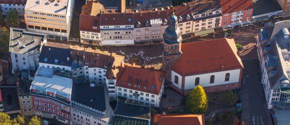 Luftbild Lutherkirche und Schusterbrunnen in der Fußgängerzone Pirmasens